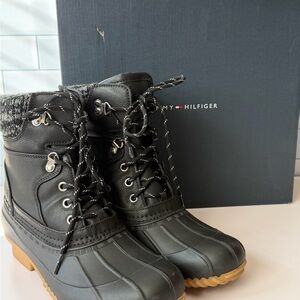 TOMMY HILFIGER Duck Boots Womens 8 Black Rainah Waterproof Lace Up Rubber Sole